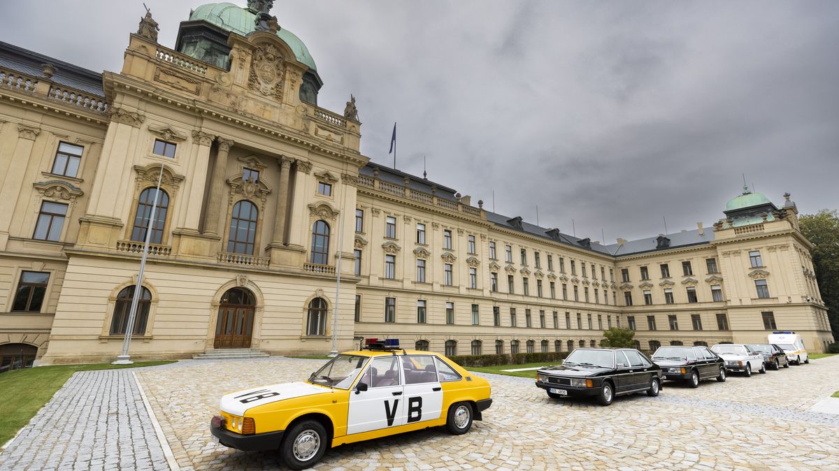 Vůz Veřejné bezpečnosti i staré limuzíny. Úřad vlády láká na historická auta
